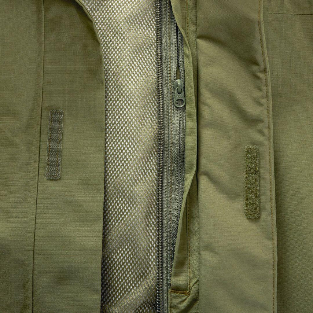 Berghaus 'Dark Green' Deluge Pro 3.0 Jacket for men, close-up of the front zip with storm flap and mesh lining on the dark green waterproof jacket