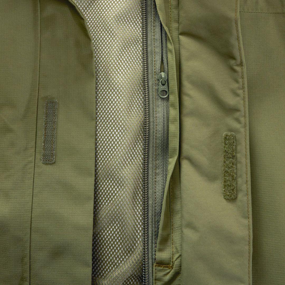 Berghaus 'Dark Green' Deluge Pro 3.0 Jacket for men, close-up of the front zip with storm flap and mesh lining on the dark green waterproof jacket